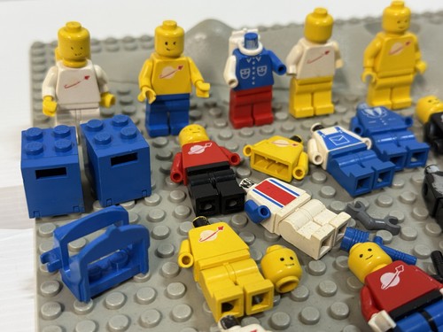 Vintage LEGO Minifigure Lot Classic Space & Town Parts 1970s–80s + Base Plate - Picture 2 of 7
