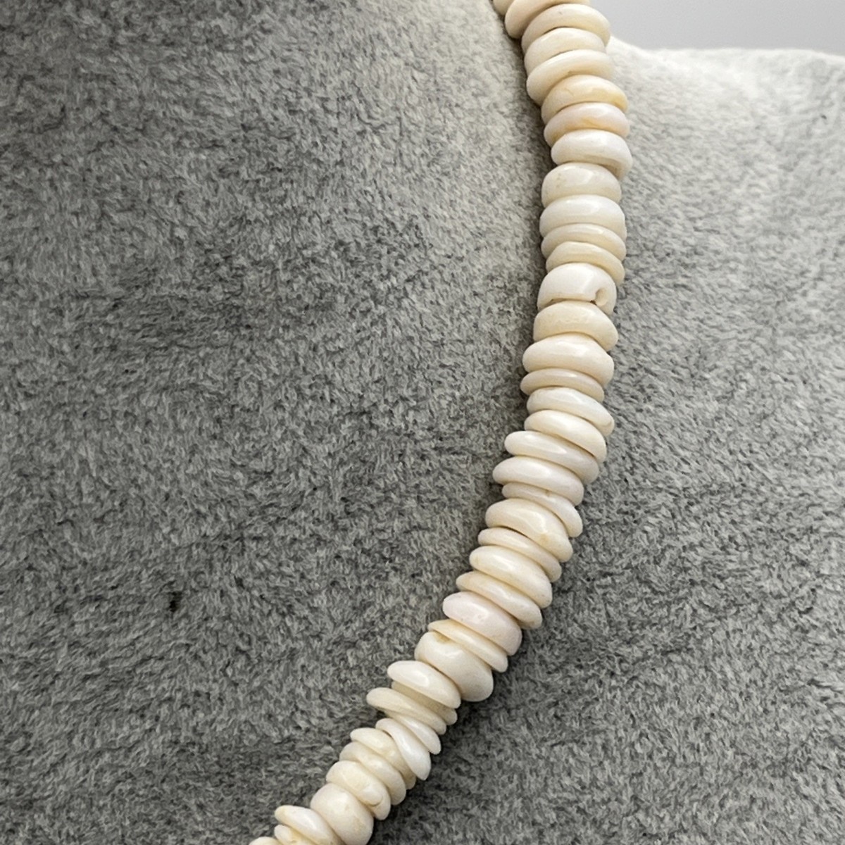 Vintage 1970s Hawaiian Genuine Puka Shell 15”Choker Necklace 8mm