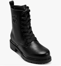 Bota de combate DKNY Rommily para mujer con cordones y tachuelas talla 7. Negro. R9