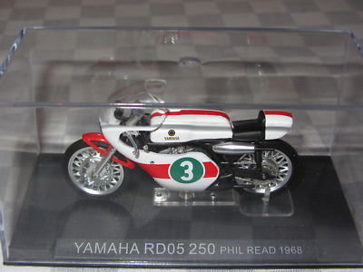 1:24 YAMAHA RD05 250 PHIL READ 1968 WORLD CHAMP IXO RARE MODEL