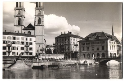 Fotografie A. Pfister, Zürich, Ansicht Zürich / Grossmünster, Uferpartie mit Ki 