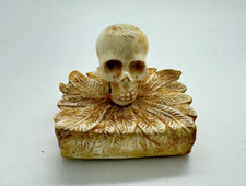 Memento Mori Czaszka Czaszka Czaszka Książka Kultowa ręcznie robiona rzeźba 4x5cm Pióro