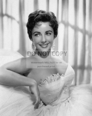 ELIZABETH TAYLOR LEGENDARY ACTRESS - 8X10 PUBLICITY PHOTO (AZ725)
