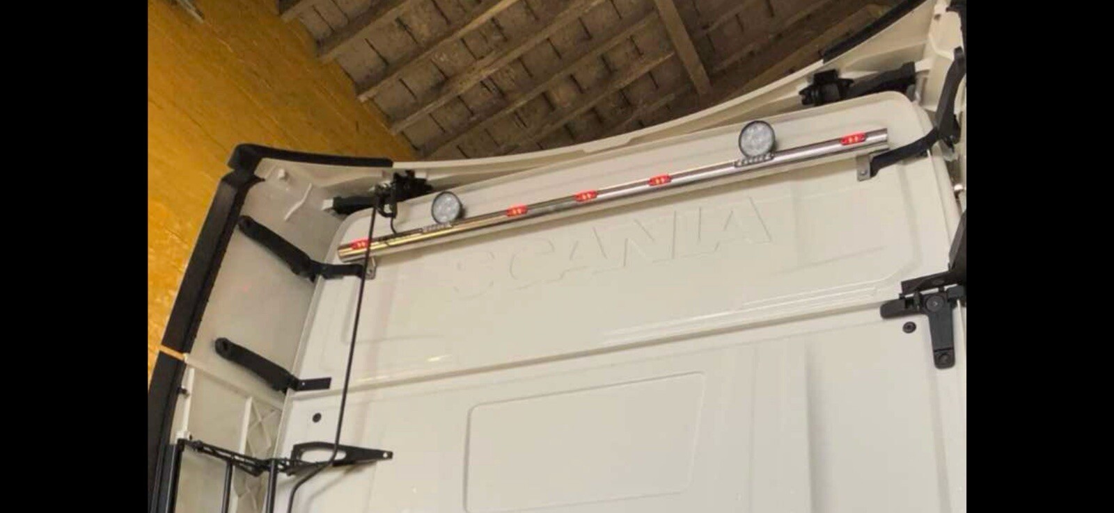 SCANIA S NEXT GEN  BACK CAB LIGHT BAR 7 RED LED  STRAIGHT ( MIDDLE )