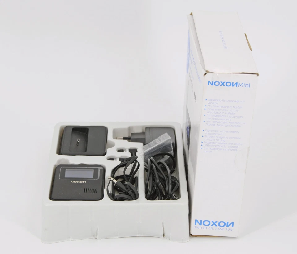 Noxon Mini | mobiles Digitalradio DAB UKW schwarz mit Kopfhörern - Bild 4 von 4