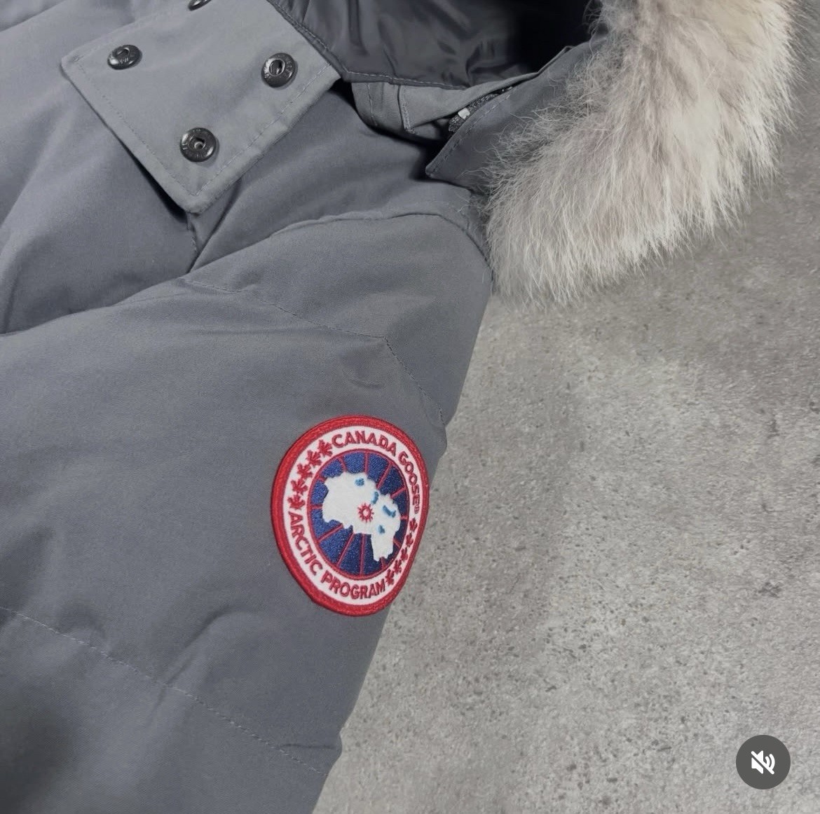 Canada Goose Wyndham Men's Parka Jacket Medium image 4