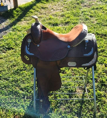 Beautiful Circle Y Equitation Saddle 15.5 Seat 6.75 gullet Excellent Condition - Image 1 of 4