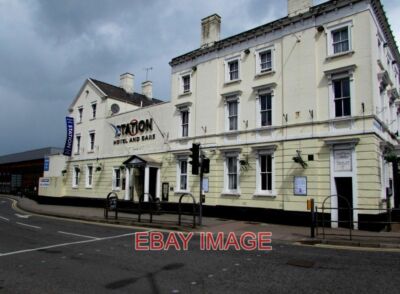 FOTO WESTSEITE DES BAHNHOFS HOTEL UND BARS GLOUCESTER GESEHEN ÜBER BRUTON WAY A