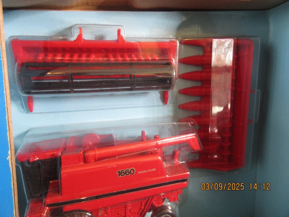 1990 Ertl Case IH 1660 Combine #655 Corn Head Bean Head 8 row 30' grain table - Image 3 of 4