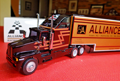 ROBERT PRESSLEY #59 BGN Alliance Racing Team 1:64 Transporter 982/2500 FAN CLUB