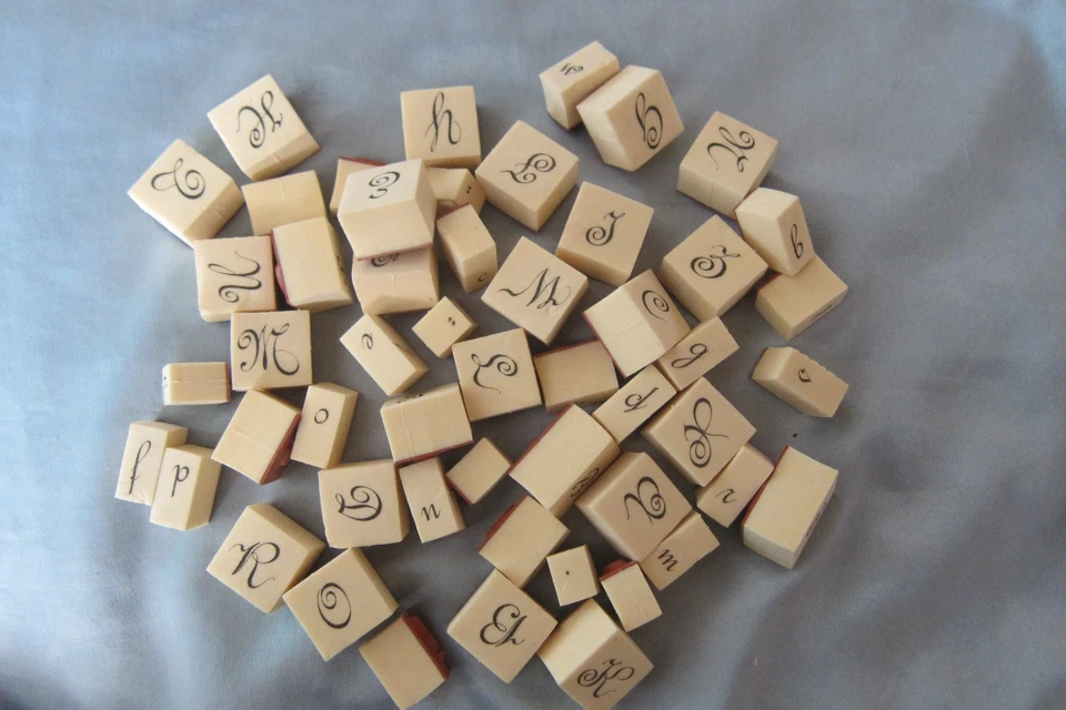 Sellos de goma, mezcla de soportes de madera y espuma, alfabeto y otros Foto 3 de 4