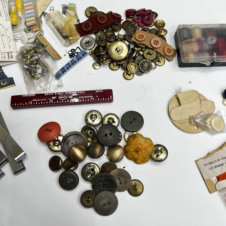 Vintage Sewing And Button Lot - Image 4 of 4