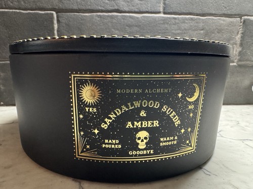 Modern Alchemy Bougie Parfumee Sandalwood Suede & Amber Scented Candle, 31.7oz - Picture 2 of 3