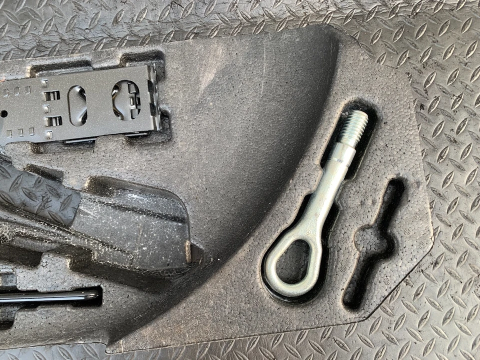 Mercedes W164 X164 Gl350 Gl450 Kit de herramientas de gato de neumático de repuesto de emergencia soporte fabricante de equipos originales Foto 2 de 4