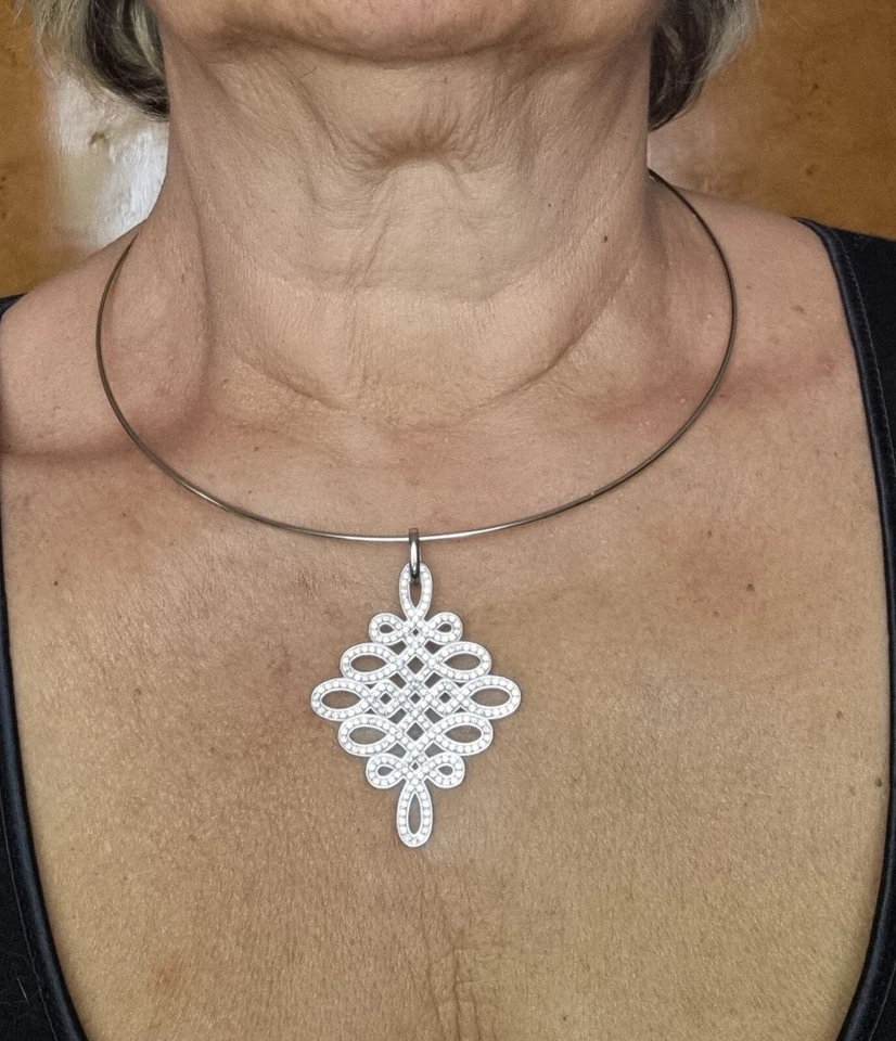 Girocollo elegante semirigido con grande ciondolo in argento pavettato sfilabile - Immagine 4 di 4