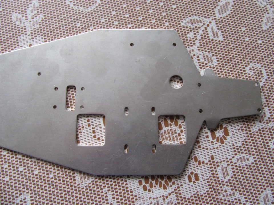 A617 T2M Placa Chasis Plateado De Aluminio 1:10 L 32.3CM Modelo - Imagen 3 de 4