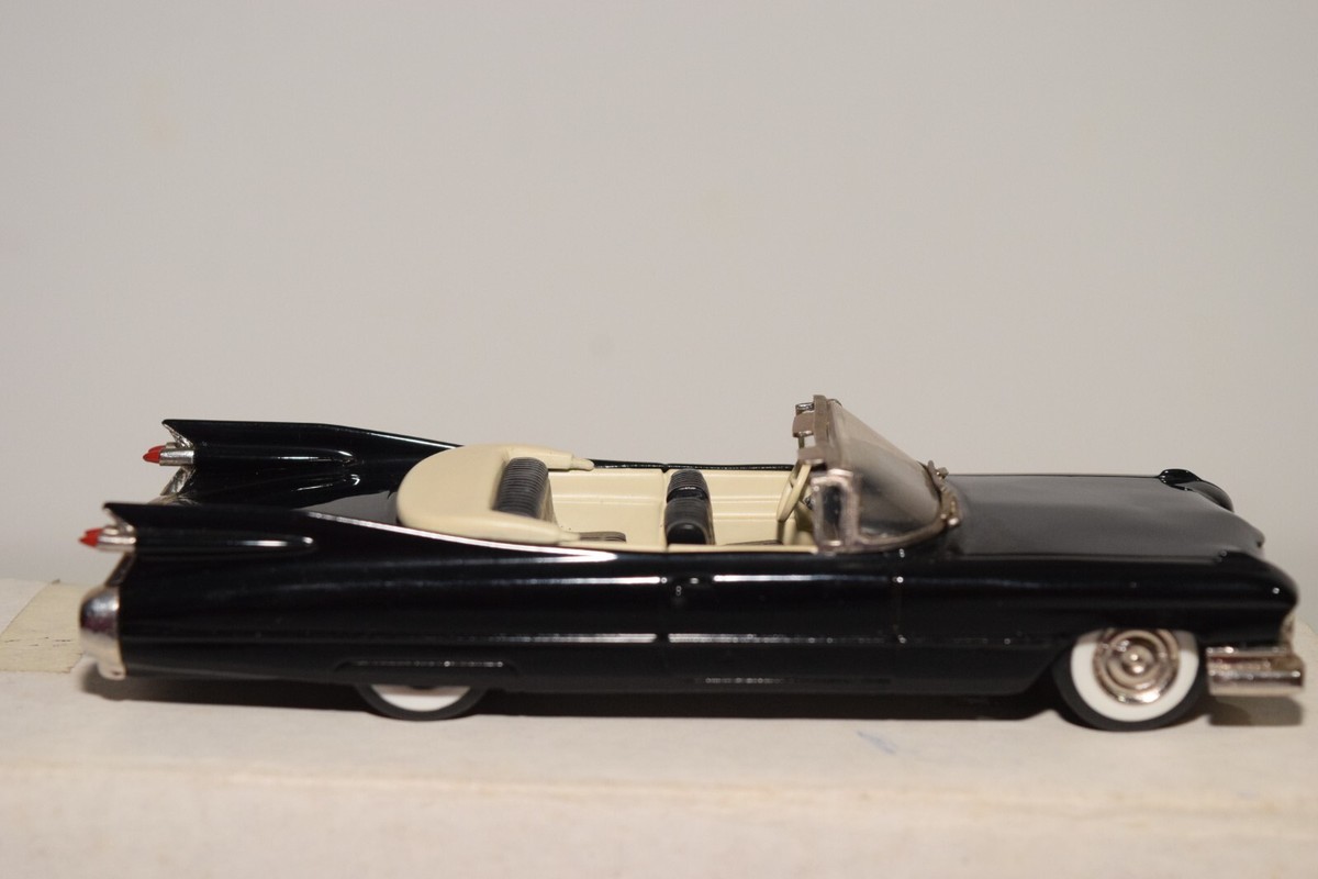 Miniature MAE 1/43 – Cadillac Convertible 1959 – Rouge – État Superbe