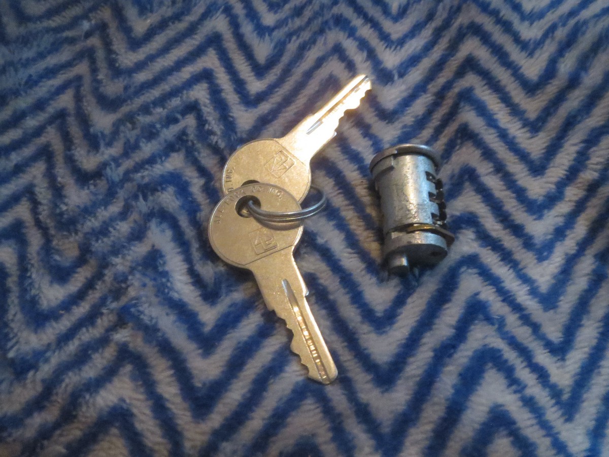 NOS UNIVERSAL GLOVE BOX COMPARTMENT KEY AND LOCK SET KIT NOS