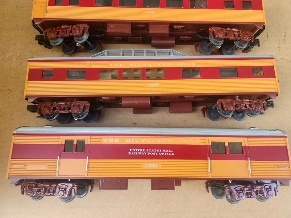 MTH 30-6090 Milwaukee Road Streamlined Hiawatha Lighted Four Car Passenger Set - Image 3 of 4
