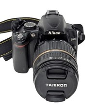 Macchina fotografica digitale Nikon D5000 con ottica zoom tamron 18-200mm F/3.5