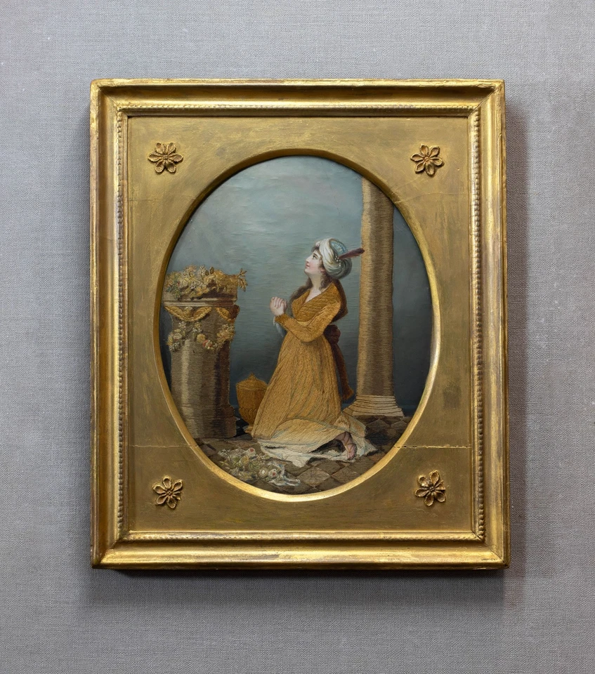 Obra de seda siglo XIX bordado de una dama rezando ante una columna con pintura Foto 2 de 4