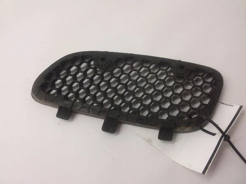 1997-2003 Pontiac Grand Prix Driver Left Grille Recessed In Bumper - Imagem 2 de 4