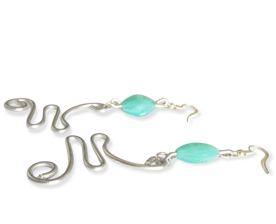 Orecchini lunghi alluminio argentati Tecnica Wire perlina color azzurro gioielli - Immagine 4 di 4