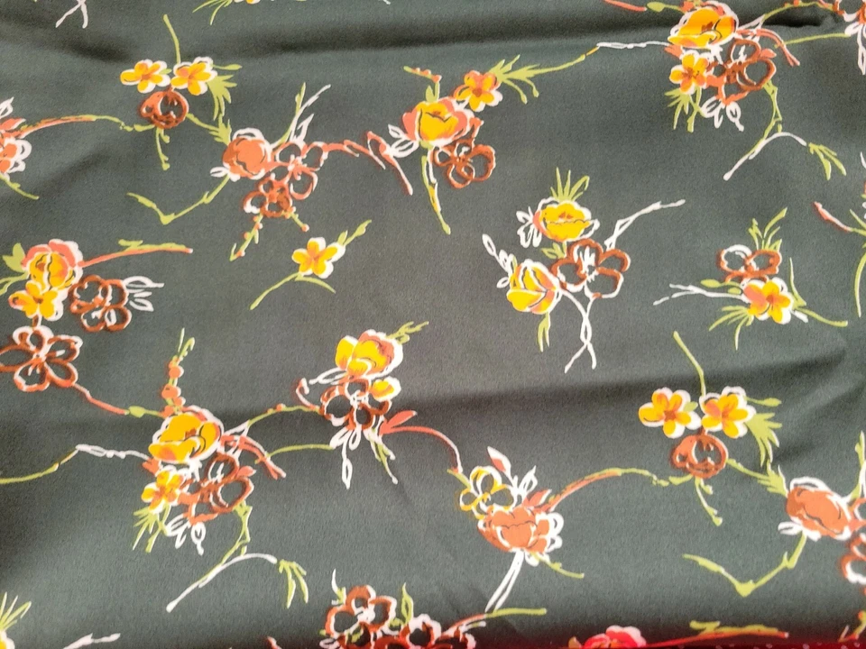 Tejido tejido jersey elástico vintage verde oscuro con estampado floral 1 pieza 46" de ancho x 2 yardas Foto 4 de 4
