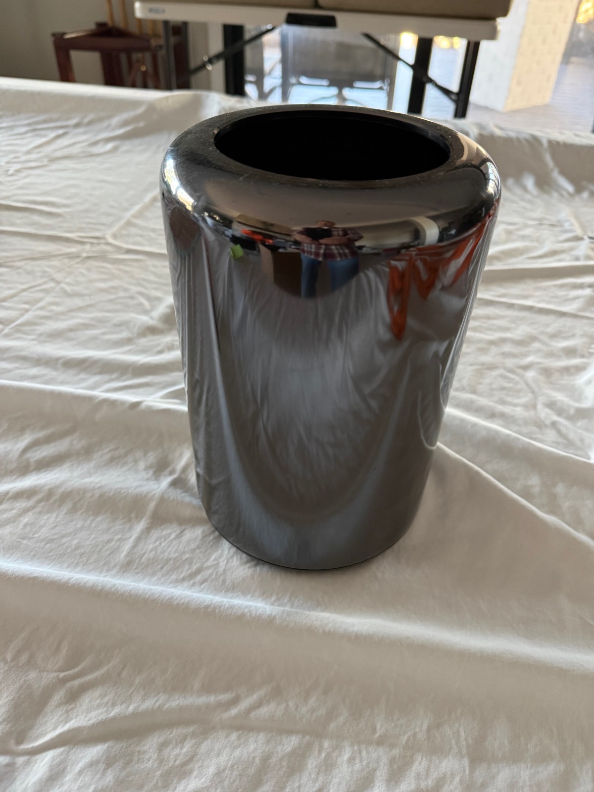 Mac Pro 2013 6-core 3.5 ghz Intel Xeon E5 32GB RAM 250GB HD