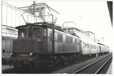 Foto im Format 9 x 14cm, Augsburg, E-Lok 117 122-2 im Bhf. Augsburg, 1977