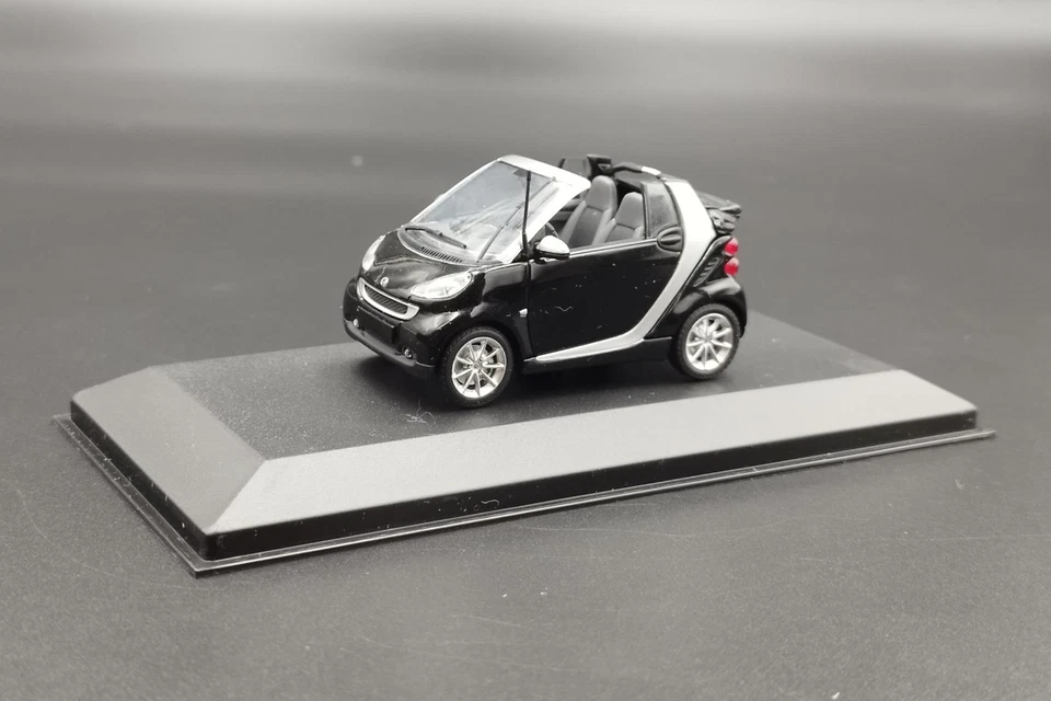 1:43 Smart Fortwo Cabrio Deep Black Minichamps - Immagine 2 di 4