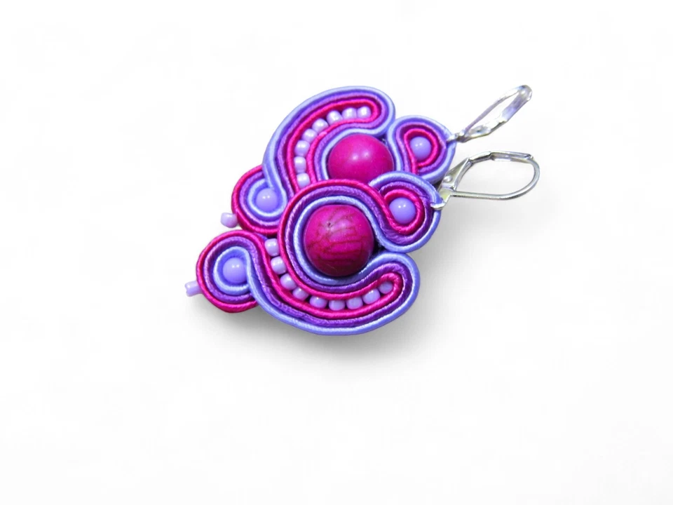Rosa Ohrringe, hergestellt in Soutache-Technik, handgenäht. - Bild 3 von 4