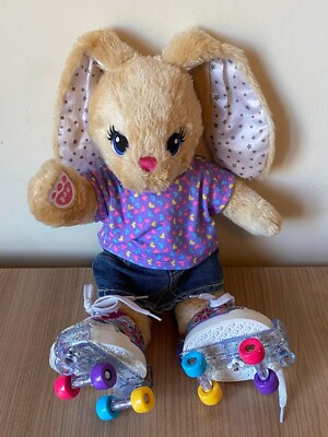 Build A Bear Rabbit Bunny hellbraun verbunden mit Rollschuhen, Turnschuhen und Outfit