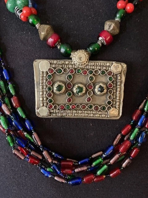 Dramáticos collares antiguos de vidrio y moneda de plata de las Indias Orientales - Colección de películas Foto 4 de 4