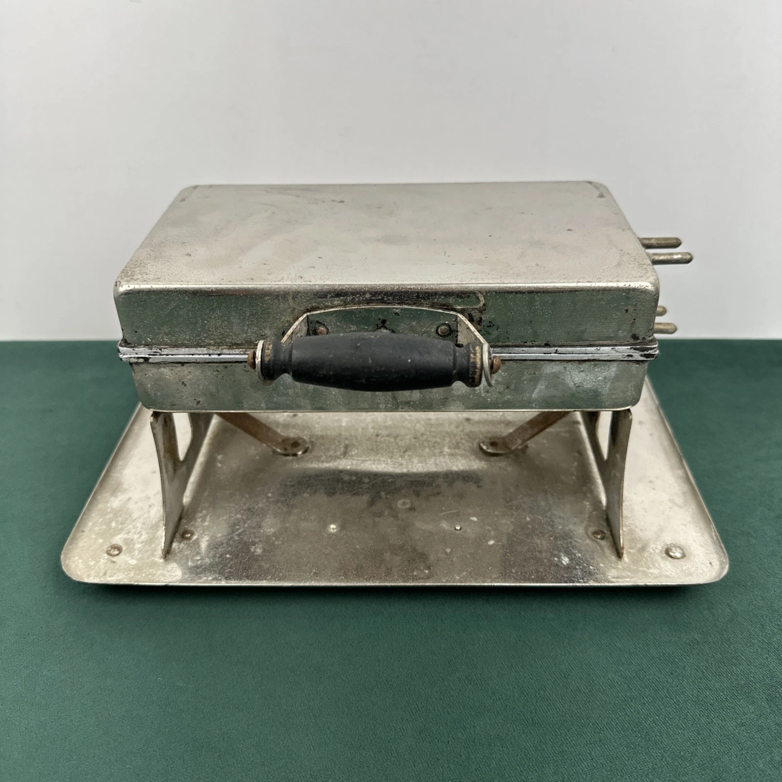 Antique Universal E9300 Waffle Iron LF&C 1917 Pat Cast Iron Plates
