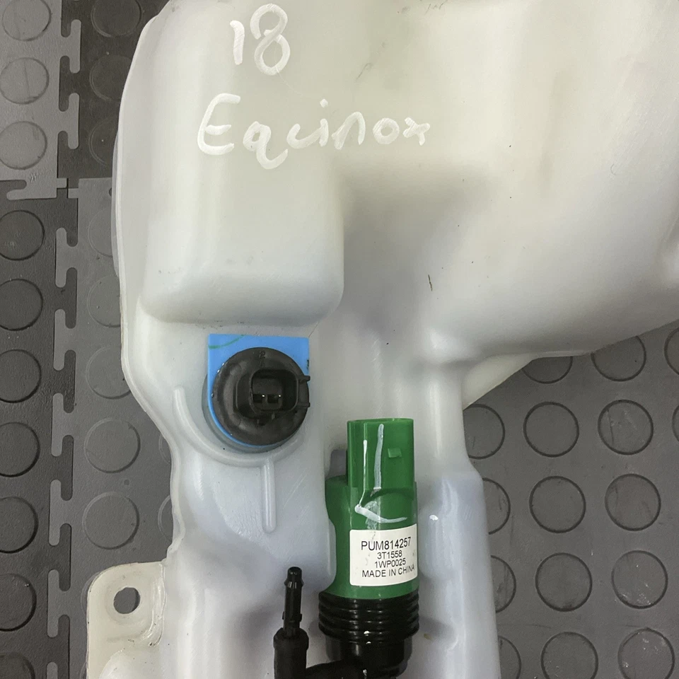 Chevrolet Equinox 2018-2022 limpiaparabrisas lavadora depósito tanque y bomba OEM Foto 3 de 4