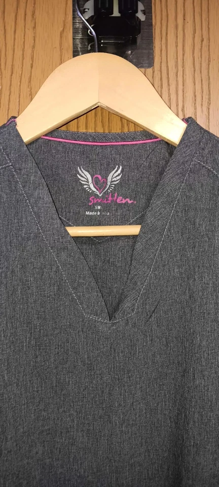 Blusa esfoliante feminina Smitten tamanho pequeno cinza e rosa quente enfermeiras médicos... - Imagem 3 de 4