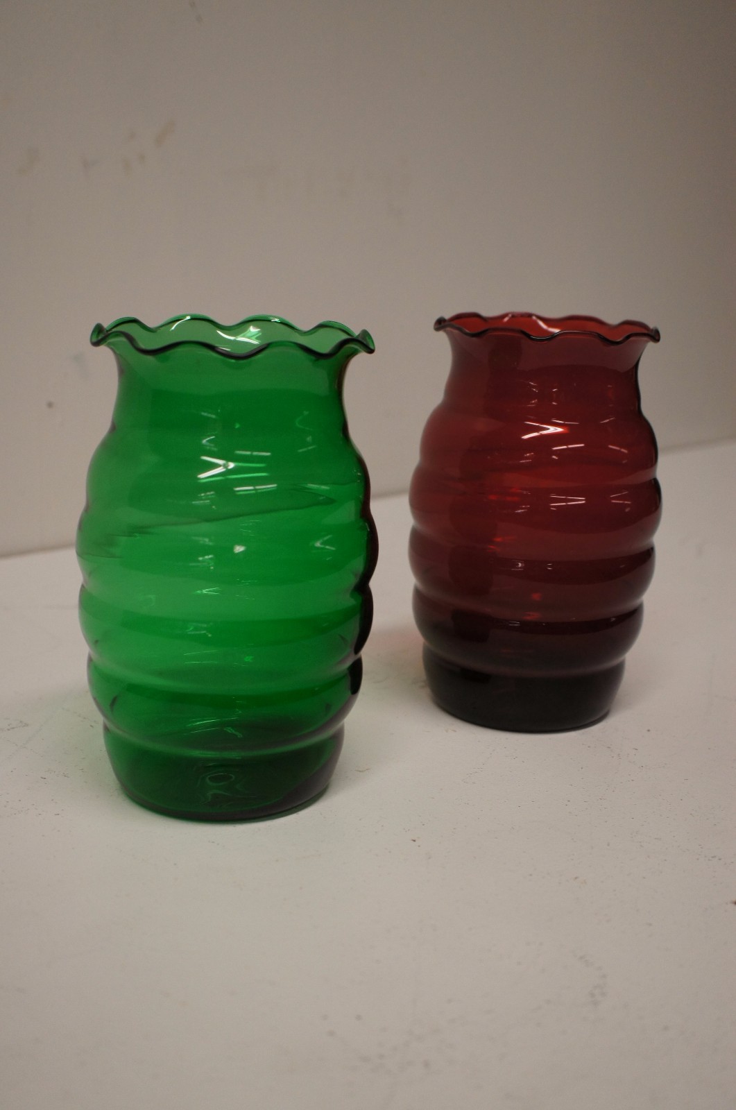 Vintage Red & Green Mid Century Ruffled Flared 7" Beehive Glass Flower