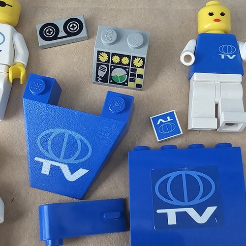 Minifiguras y piezas de TV Lego vintage - Imagen 5 de 5