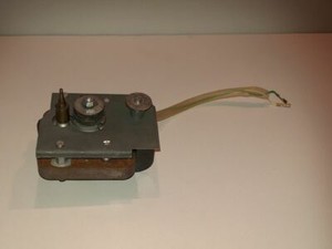 Motor aus DUAL Type 1210 - Plattenspieler Ersatzteil