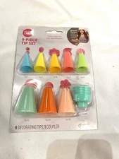 wilton RO 9 piece set 8 cake decorating tips 1 coupler 