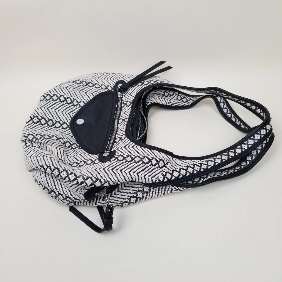 Bolso Vera Wang Simply Vera de algodón e imitación de cuero blanco y negro con estampado azteca  Foto 4 de 4