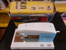 Vecchia macchina per cucire giocattolo d epoca PIKO MECHANIK ELEKTRA manovella a