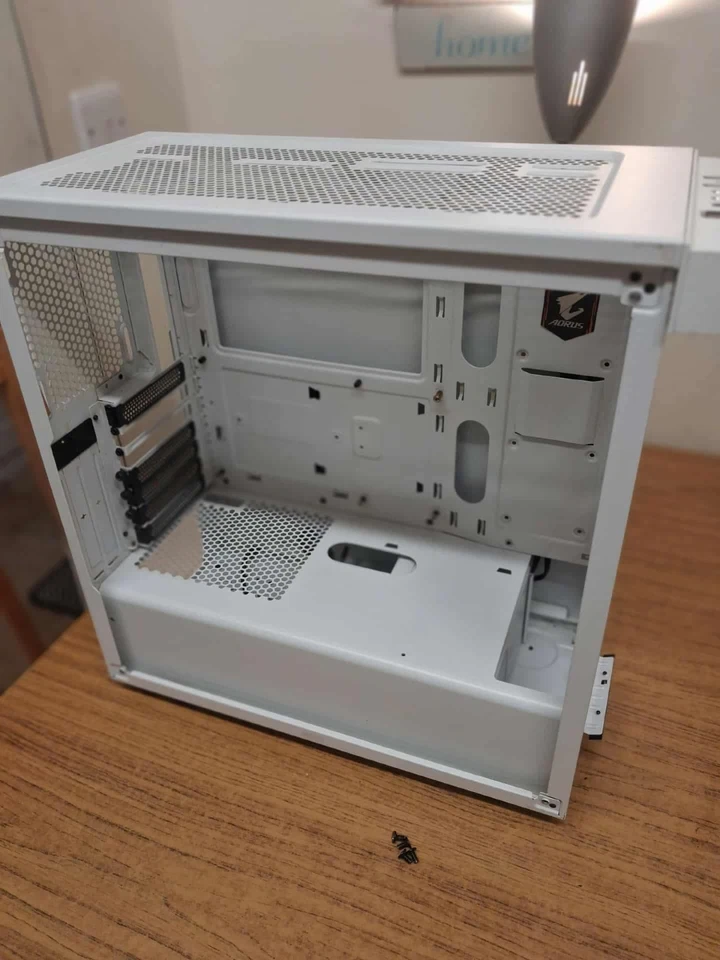 Corsair Carbide 275r White PC Case, Acrylic Panel - Power Button Not Working! - Image 4 of 4