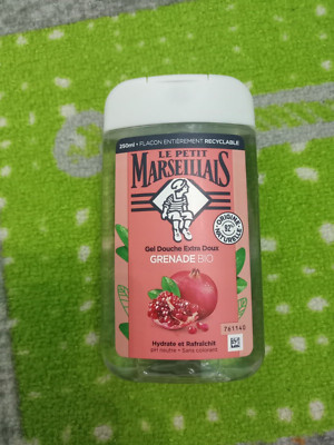 Le Petit Marseillais Extra Gentle Shower Gel Organic Pomegranate with neutral pH