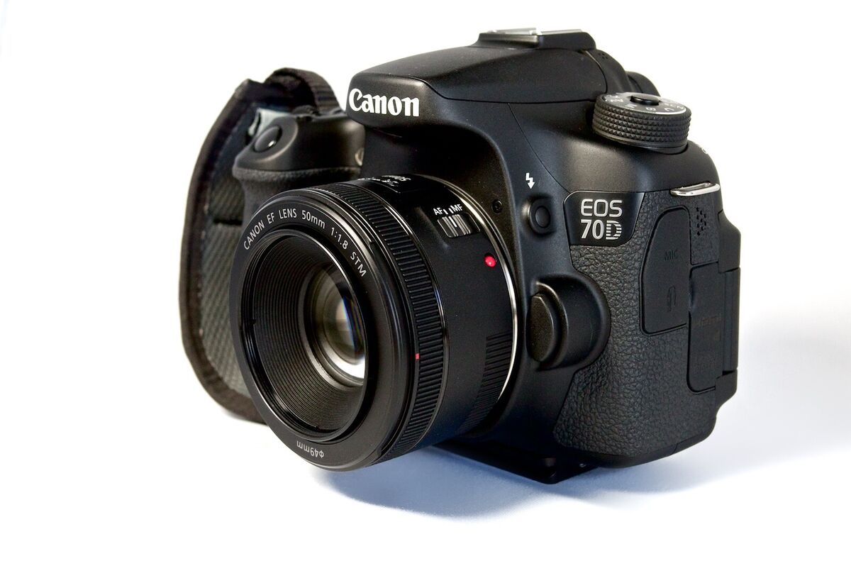 Canon 70D EOS DSLR Digital Camera with EF 50mm STM Lens Canon 70D EOS DSLR Digital Camera with EF 50mm STM Lens