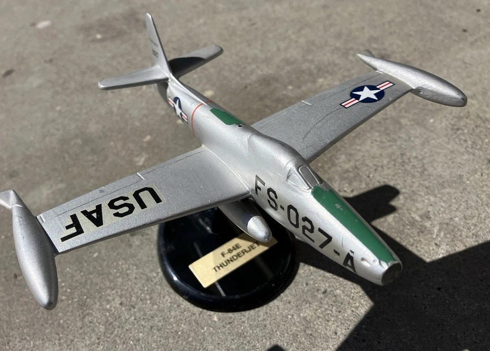 REPUBLIC AVIATION F-84 THUNDERJET DESK TOP MODEL, USAF Resin - Image 4 of 4