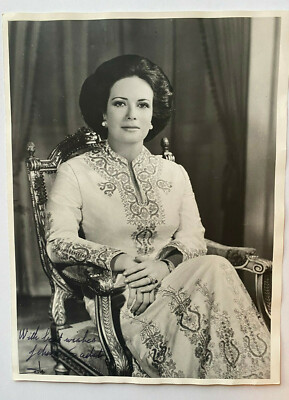 Jehan Sadat - Witwe von Anwar as-Sadat  - original Autogramm  - 24 x 18 cm
