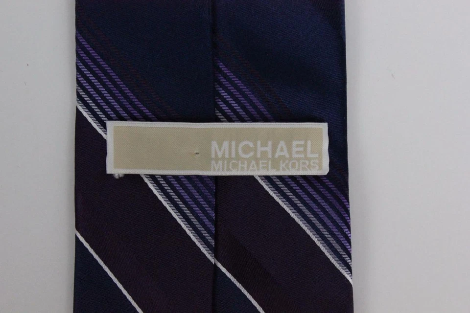 Corbata de seda MICHAEL KORS. Rayas diagonales clásicas azules y moradas. Foto 3 de 3