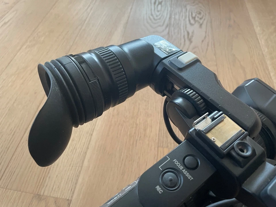 Profi Camcorder JVC GY-HM 700 mit Zubehör - Bild 2 von 4